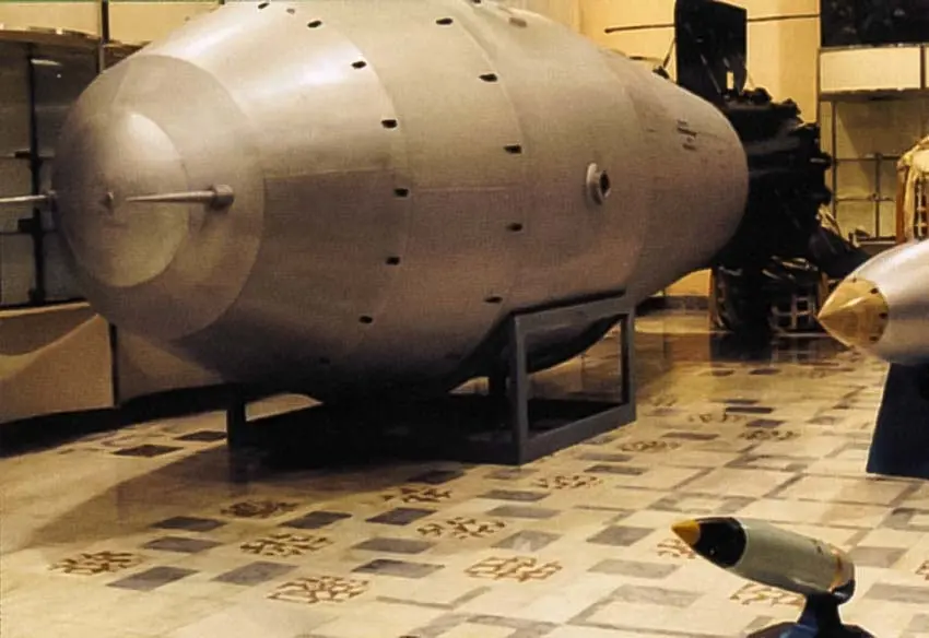 nuclear bombبمب هسته ای