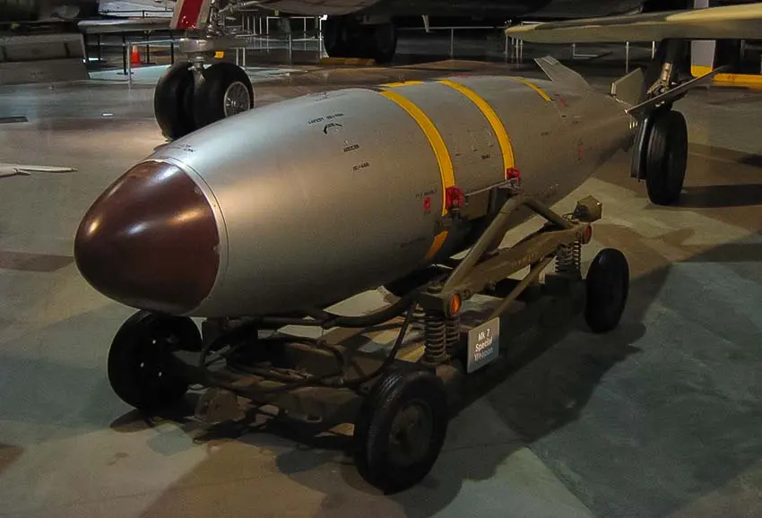 nuclear bombبمب هسته ای