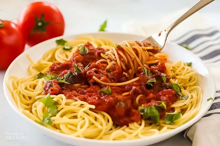 پاستا با سس گوجه فرنگی
