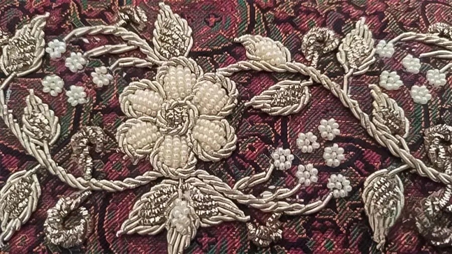 کار سرمه دوزی در منزل