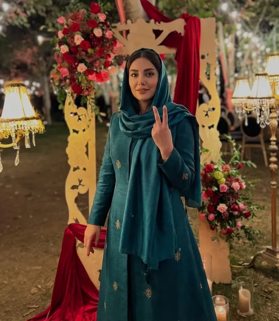 ایده دکوراسیون و نورپردازی جشن عروسی در زمستان با تم طلایی و نورهای کهربایی