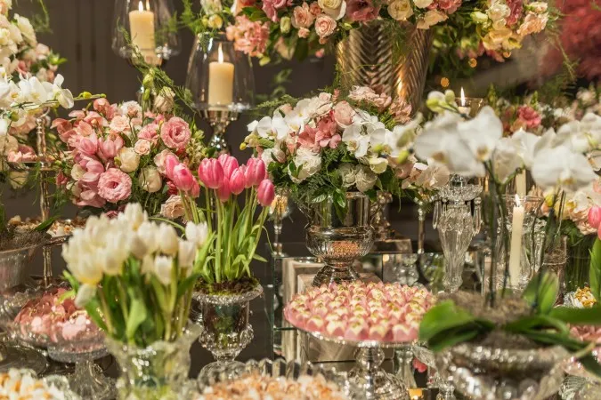 استفاده از نور تأکیدی برای نمایش بهتر گلآرایی و کیک در شب عروسی