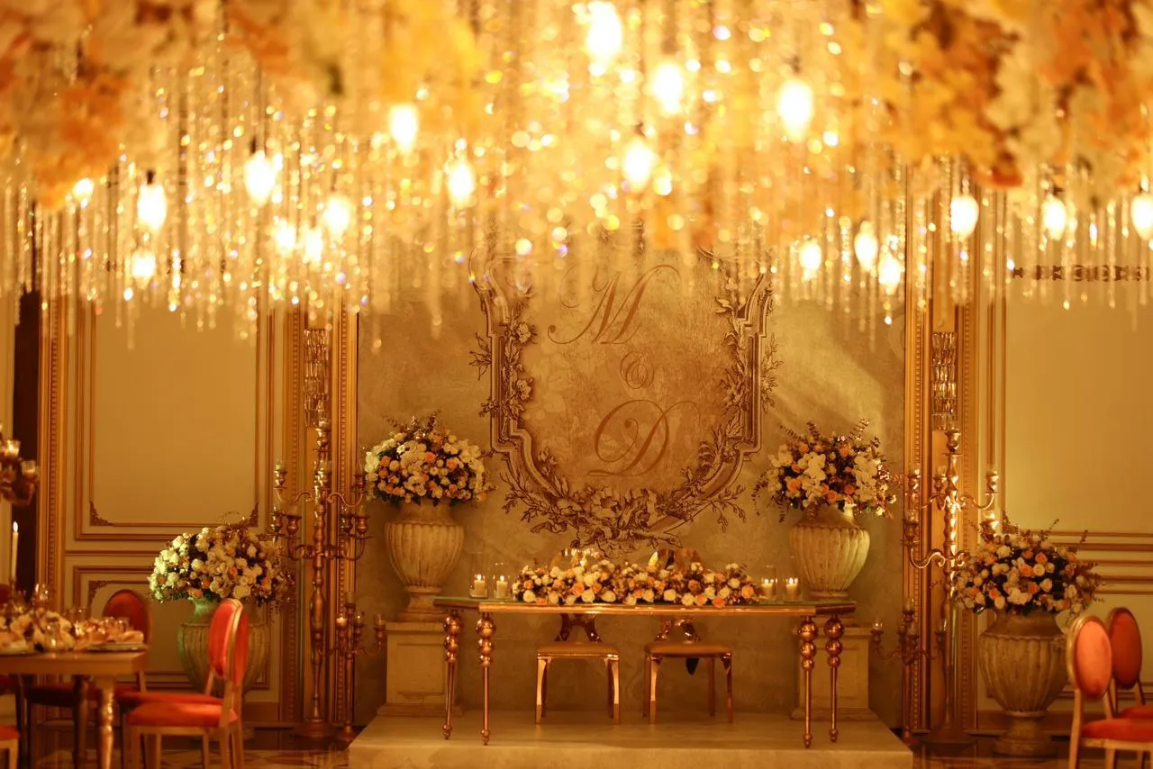 تزیین سقف تالار با ریسه نور (Fairy Lights) برای ایجاد طرح آسمان پرستاره در عروسی