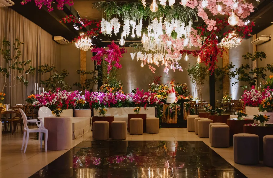 ایجاد فضایی جادویی در تالار عروسی با ترکیب نور گرم شمعها و سقف ریسهکشی شده که حس آسمان پرستاره را تداعی میکند.