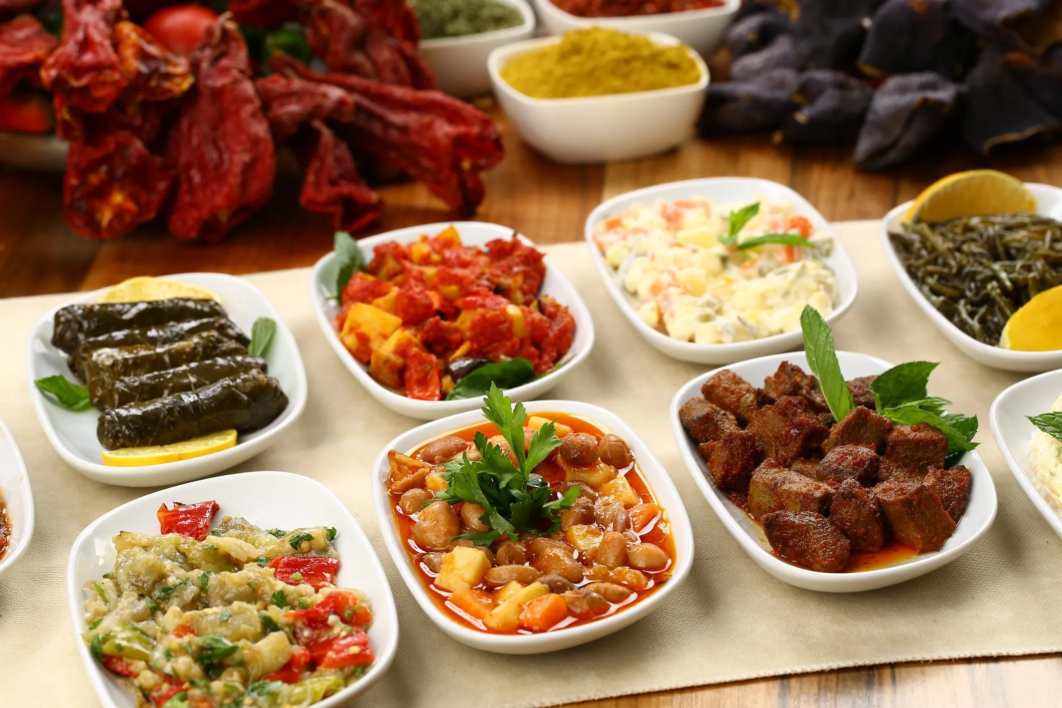 تصویر غذای مزه (Meze) ترکیه ای یک پیش‌غذای محبوب مدیترانه‌ای