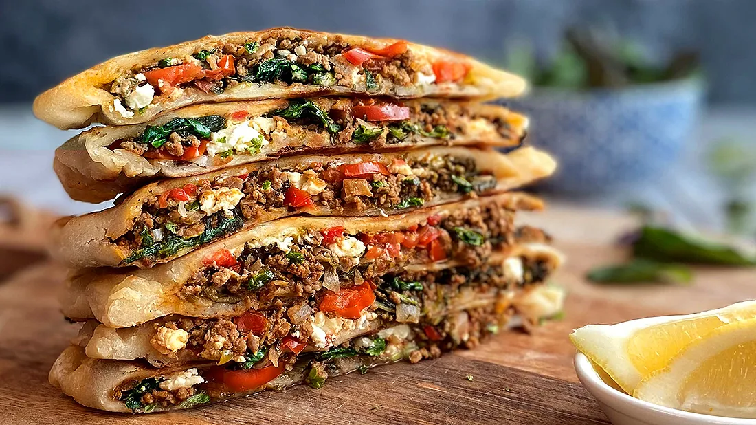 تصویر غذای گوزلمه (Gözleme)؛ یکی از لذیذترین غذای خیابانی و یک میان وعده عالی